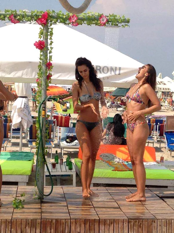 
    Morena si Adina Butar  