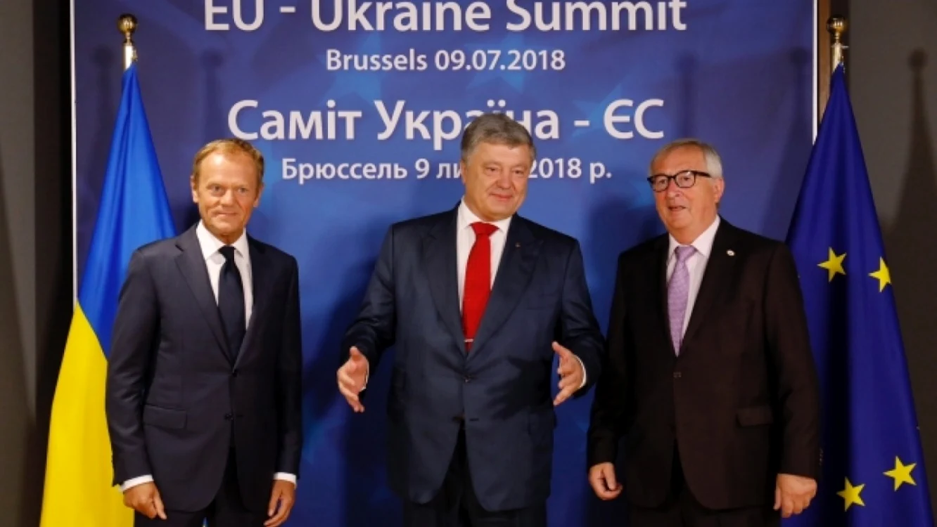 Donald Tusk (stanga), Petro Porosenko (centru) si Jean-Claude Junker (dreapta)   Foto: EPA