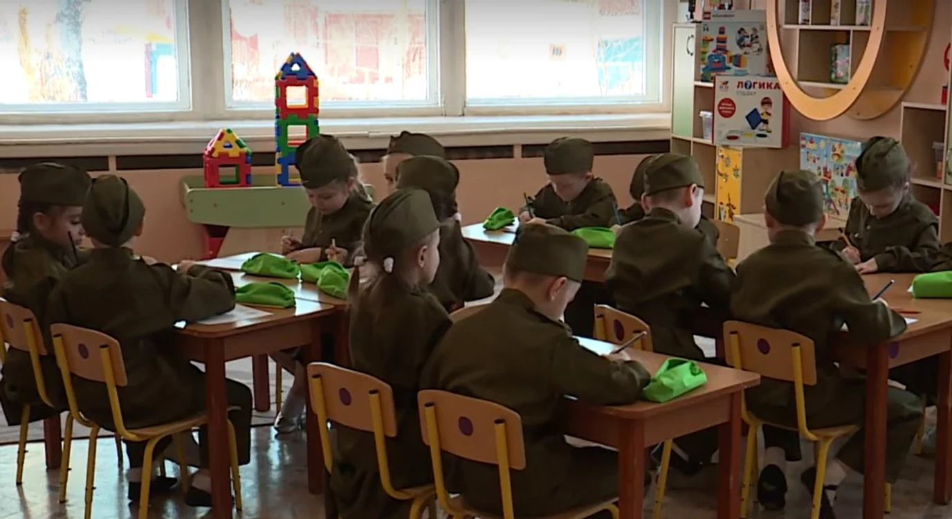 Copiii au fost îmbrăcați în hăinuțe militare Foto: Captură