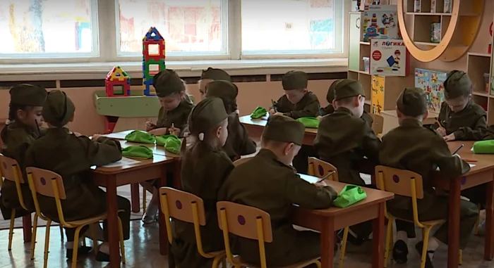 Copiii au fost îmbrăcați în hăinuțe militare Foto: Captură