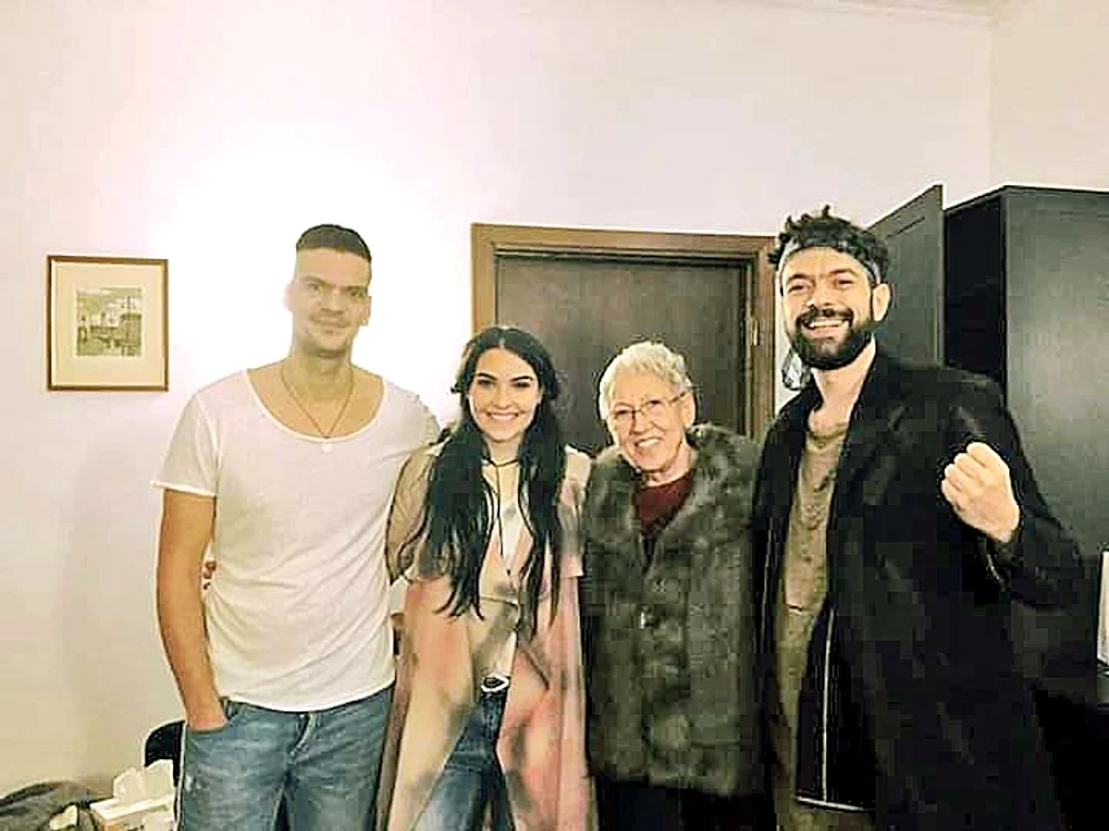 Tudor Chirilă cu o concurentă, Gabriela Duţescu şi alt elev, la ora de canto