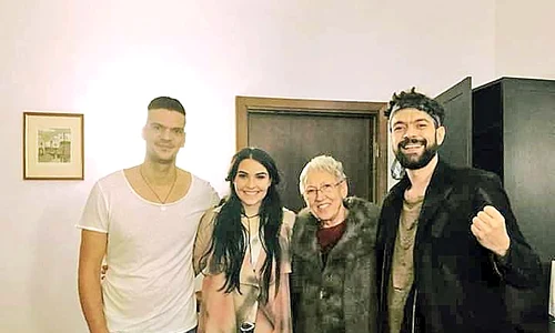 Tudor Chirilă cu o concurentă, Gabriela Duţescu şi alt elev, la ora de canto jpeg