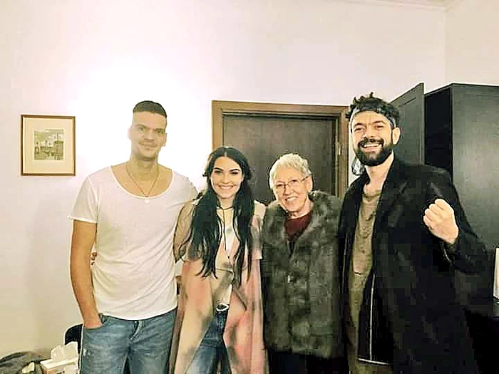 Tudor Chirilă cu o concurentă, Gabriela Duţescu şi alt elev, la ora de canto