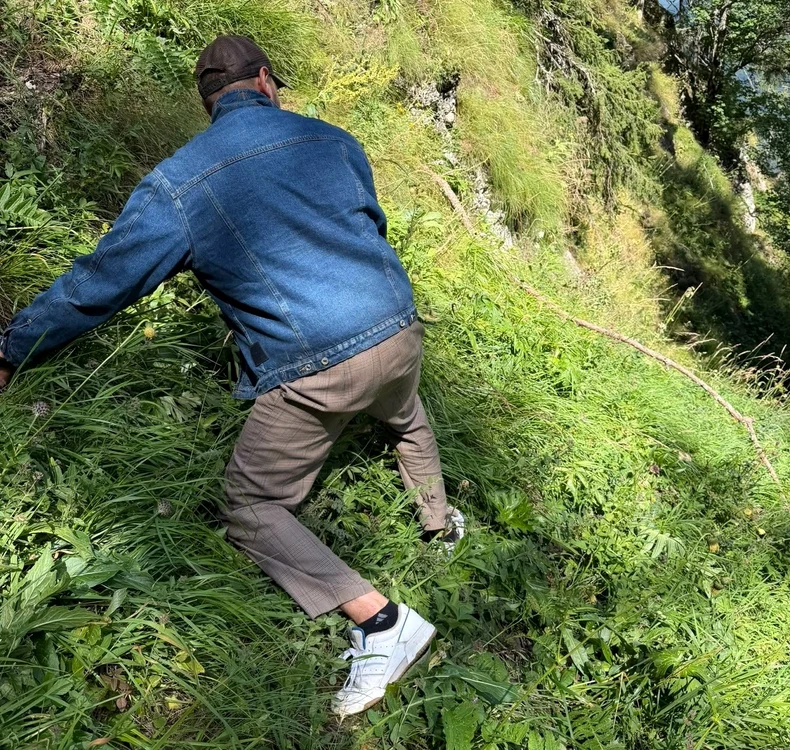 În pantofi sport şi pantaloni de stofă, pe un traseu dificil din Bucegi. FOTO: Salvamont Prahova