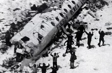 Povestea şocantă a unui accident de avion: Mi am mâncat prietenii ca să supraviețuiesc jpeg