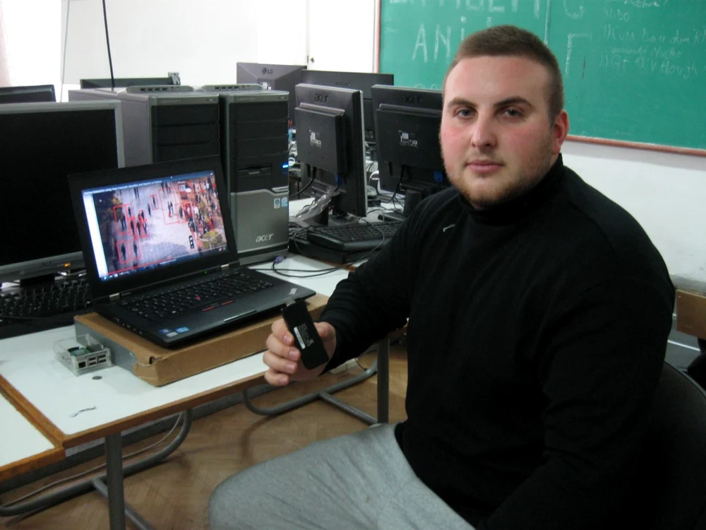 Marian Leică şi sistemul de vedere artificială creat de el Foto: Valentin Trufaşu