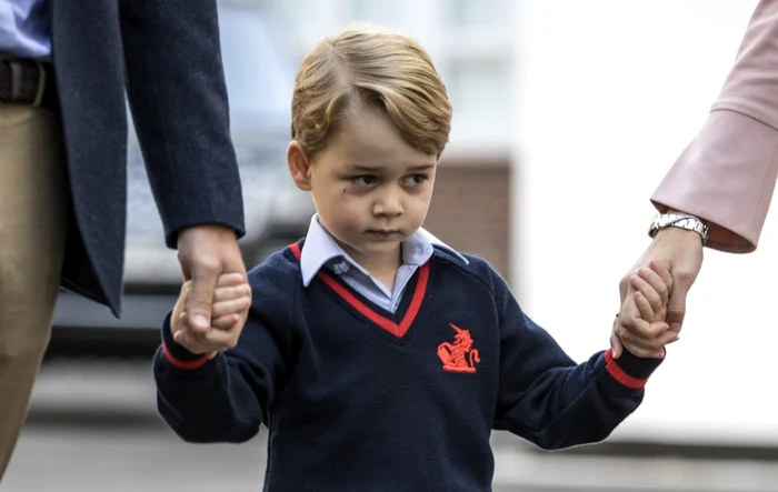 Prinţul George, în prima zi de şcoală, alături de tatăl său şi de educatoare FOTO Guliver/Getty Images