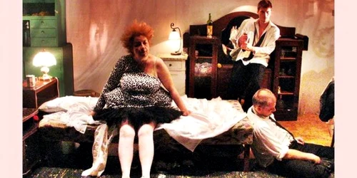 Scenă din piesa de teatru. FOTO: TEATRUL MARIA FILOTTI