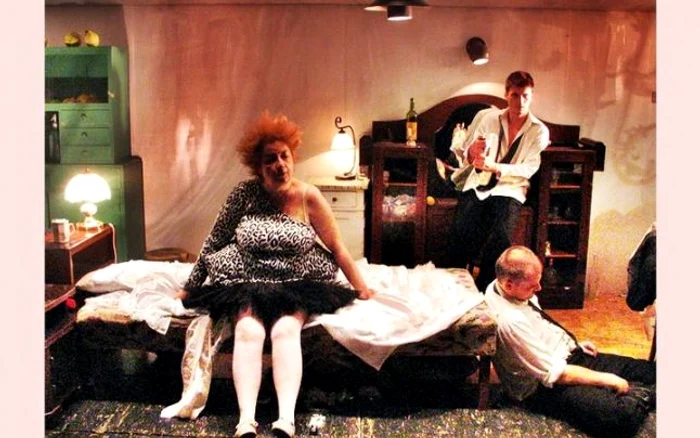 Scenă din piesa de teatru. FOTO: TEATRUL MARIA FILOTTI