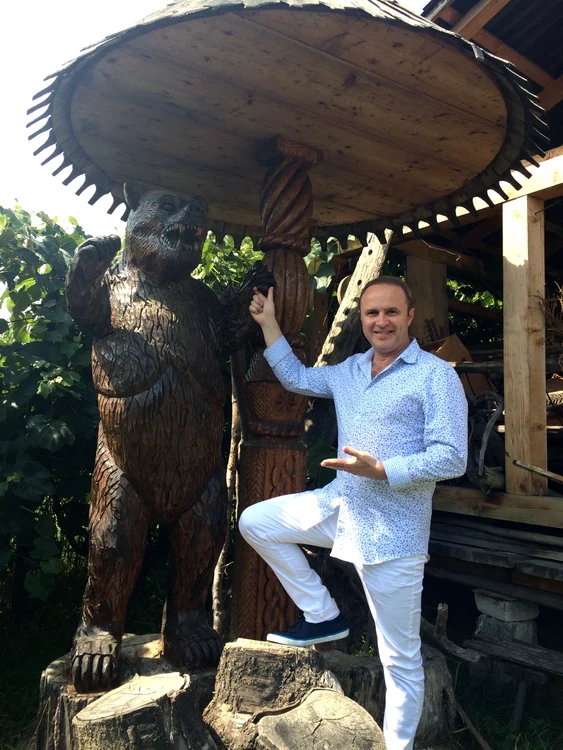 Grig nu a ratat ocazia şi s-a fotografiat cu o sculptură a unui urs