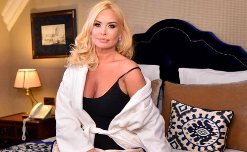 Vica Blochina și-a modelat sânii, cu ajutorul implanturilor mamare