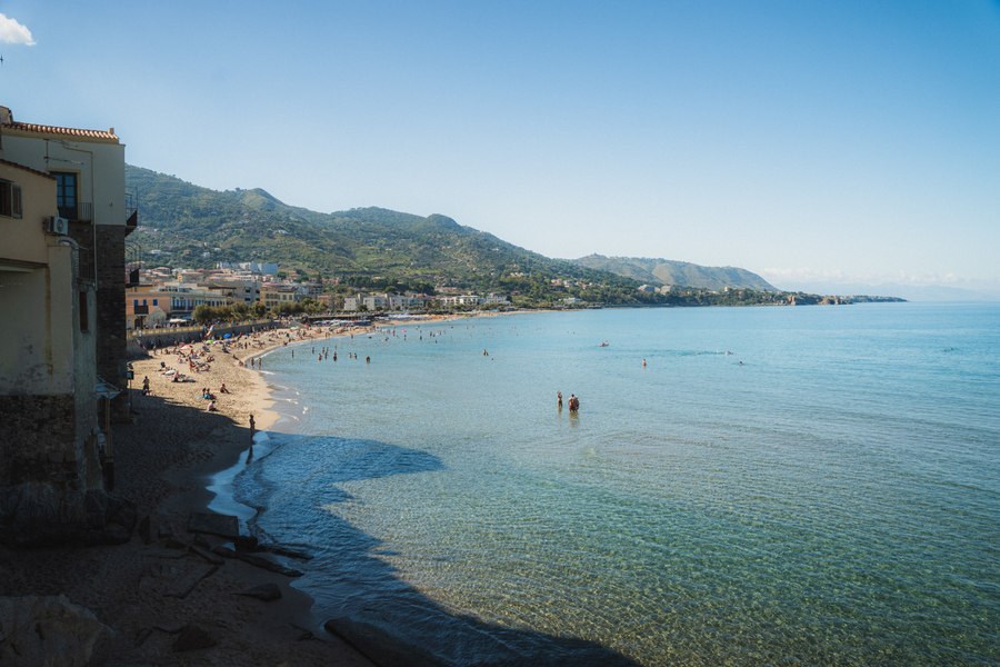 Cât a ajuns să coste o casă cumpărată cu 80.000 de euro în Sicilia, la doar 150 de metri de mare. Nimeni nu se aștepta la factura finală