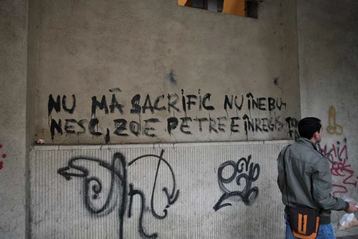 Zidurile Iaşiului spun lucruri trăsnite