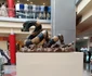 O statuie imensă, reprezentând simbolul anului, a fost montată la sfârșitul săptămânii trecute