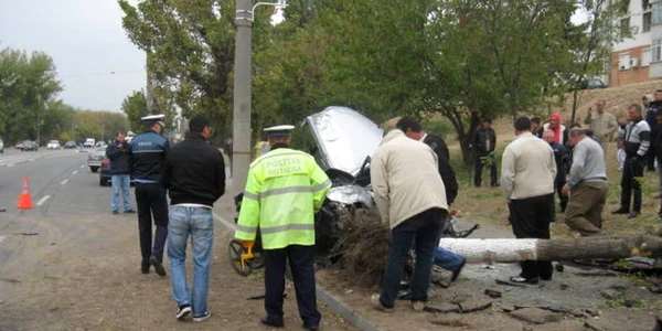 Maşina în care se afla agentul-şef este distrusă. 