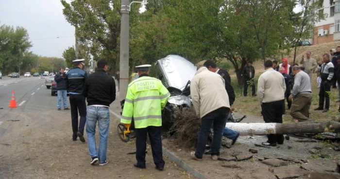 Maşina în care se afla agentul-şef este distrusă.