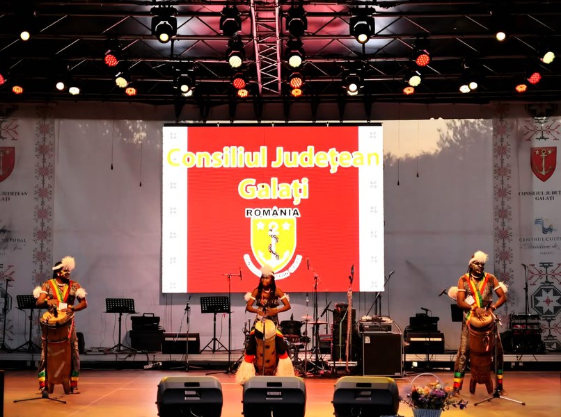 Zece artiști africani au rămas fără vize și cu interdicție de a intra în țară, după ce au lipsit de pe scena unui festival din Galați