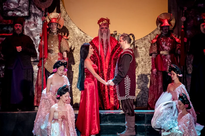 În centru, Turandot, Împăratul Altoum și Calaf. Foto Andrei Grigore / Opera Națională Bucure