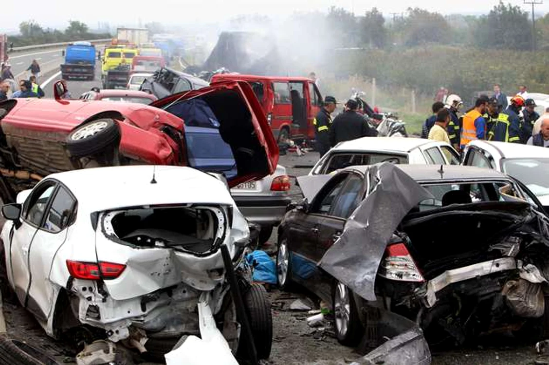 Zeci de mașini au fost lovite ca popicele de camionul românesc scăpat de sub control
