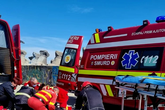 Adolescentul a sărit în mare de pe dig și s-a lovit la cap. Foto: reflectoruldesud.ro