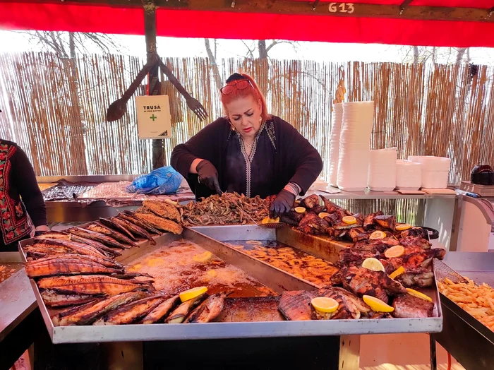 Grătare cu produse din pește pe Faleza Dunării FOTO: C.Mazilu