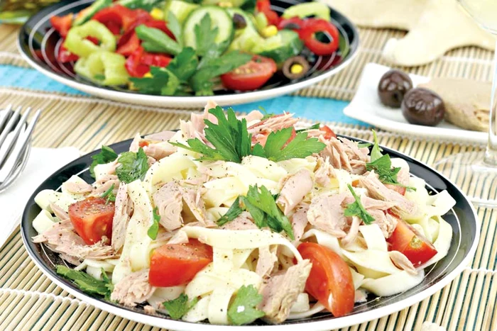 Salată de tagliatelle cu ton şi roşii