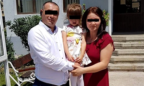 Dan şi Ramona Băcescu, împreună cu Deia, fetiţa lor jpeg