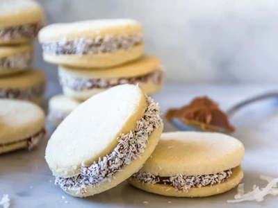 Biscuiti cu cocos si crema de caramel  Sursa foto shutterstock 1315504178 jpg