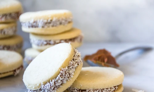 Biscuiti cu cocos si crema de caramel  Sursa foto shutterstock 1315504178 jpg