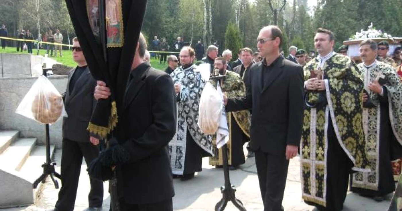 Credincioşii au luat cu asalt cimitirele
