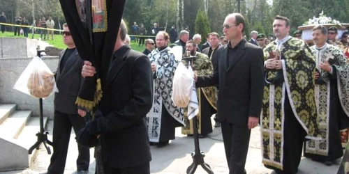 Credincioşii au luat cu asalt cimitirele