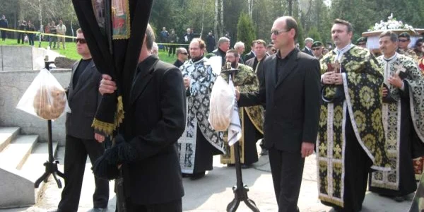 Credincioşii au luat cu asalt cimitirele