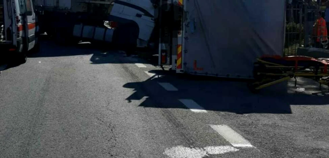 Accident pe DN 7 / E 81 Valea Oltului TIR răsturnat Foto Adevărul