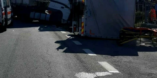 Accident pe DN 7 / E 81 Valea Oltului TIR răsturnat Foto Adevărul