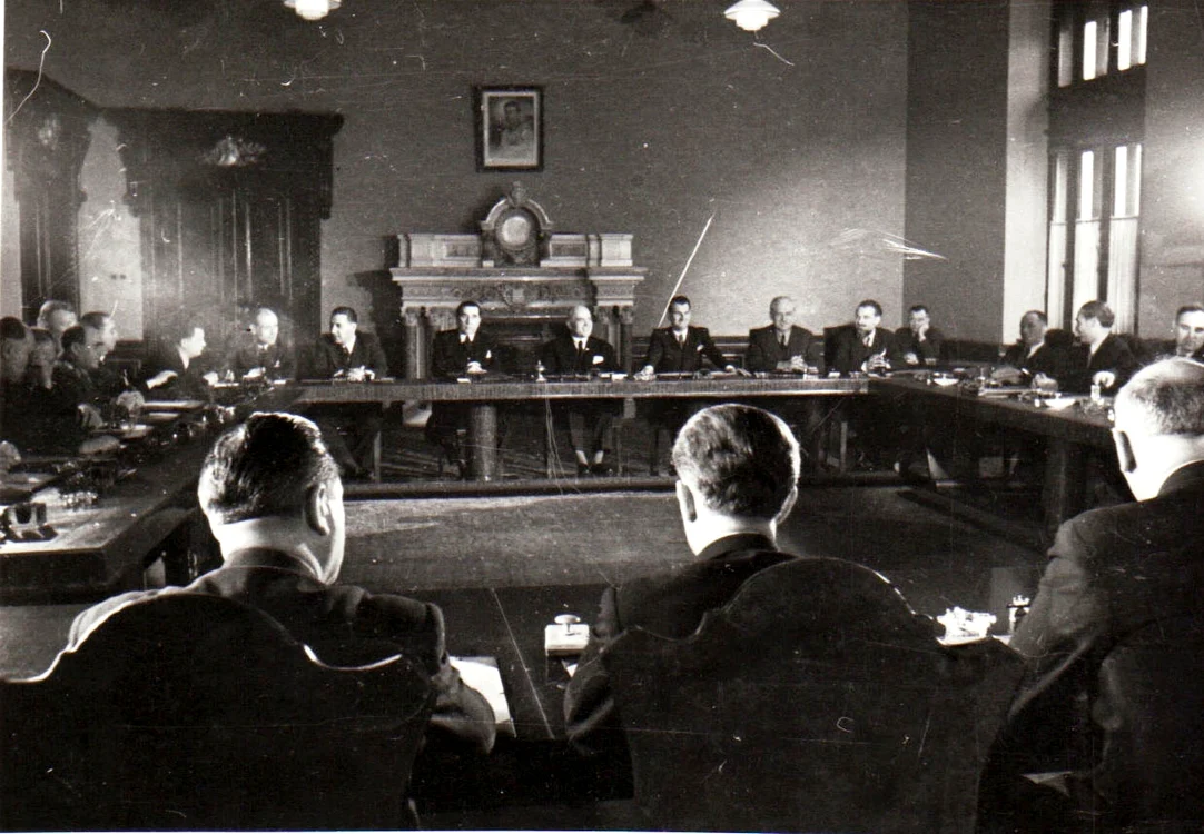 
    Primul guvern comunist, de la 6 martie 1945, cu dr. Petru Groza în centru, încadrat de Lucrețiu Pătrășcanu (în dreapta) și de Gheorghe Tătărescu (în stânga)Foto: Fototeca online a comunismului românesc  