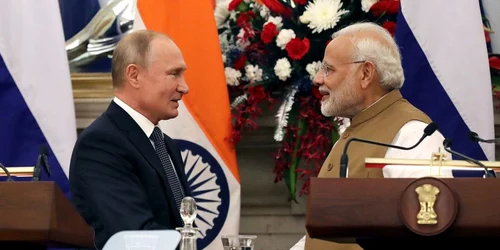 Premierul indian Narendra Modi (dreapta) dand mana cu presedintele rus Vladimir Putin FOTO EPA-EFE