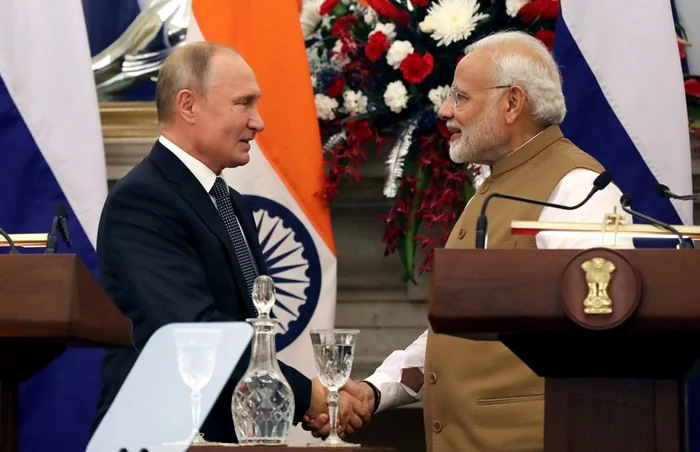 Premierul indian Narendra Modi (dreapta) dând mâna cu preşedintele rus Vladimir Putin FOTO EPA-EFE