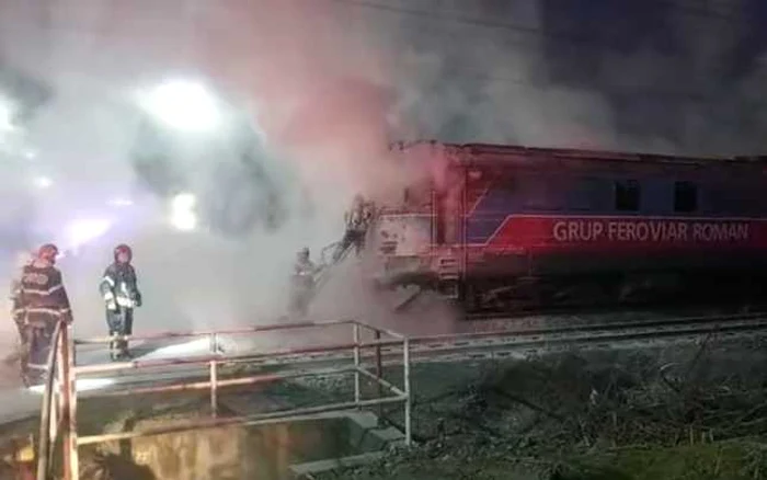 O locomotivă care transporta îngrășăminte chimice a luat foc. Sursă foto: ISU Prahova