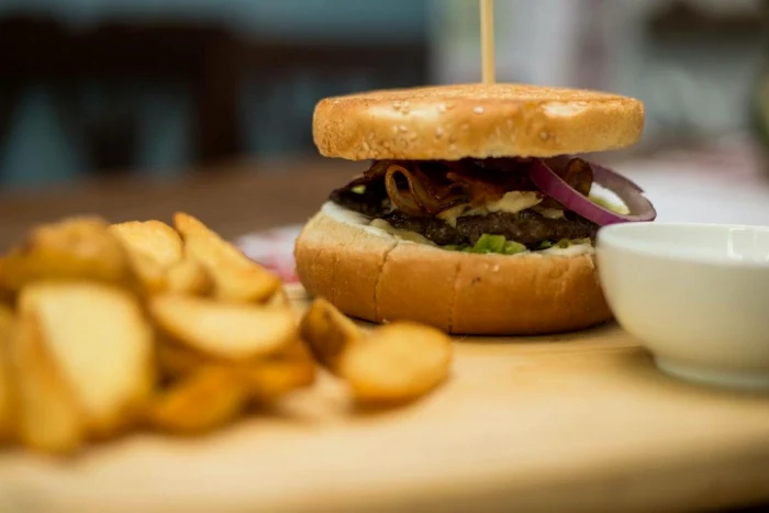 Burgerii de la colţ de stradă au trei elemente în compoziţie pe când cei de la bistro-uri presupun elemente ce necesită cunoştinţe de gastronomie - foto: adevarul.ro