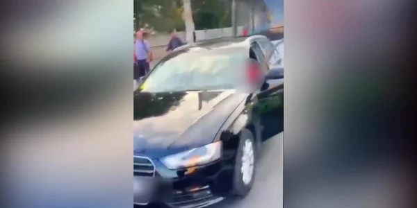 Momentul în care un motociclist este  ameninţat în trafic cu un cuţit de un şofer 