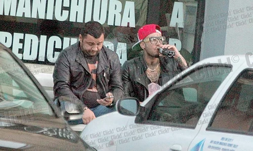 Alex Velea atrage  atenţia pe stradă prin  ţinuta sa exotică   Bodyguardul  nu l scapă din ochi  nici un minut şi l  urmează peste tot (Fotografii: Mihai Ionescu) jpeg