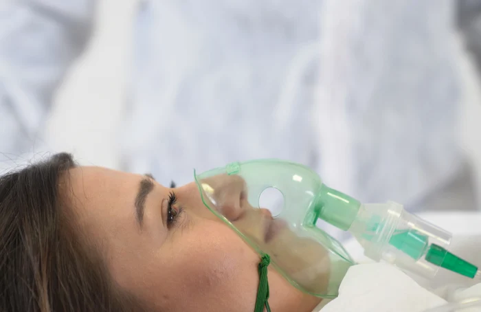 Unii pacienți cu niveluri foarte scăzute ale oxigenului manifestă o stare de euforie care-i împiedică să vadă gravitatea situațieifoto: Shutterstock