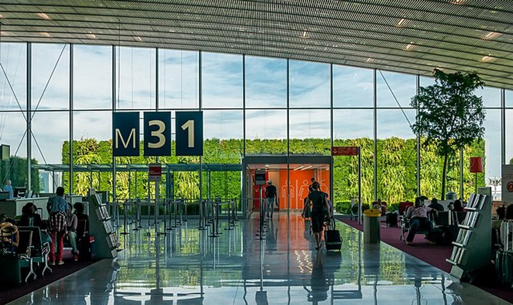 Un avion al companiei româneşti Legend Airlines, suspectat de trafic de persoane, reţinut la sol în Franţa