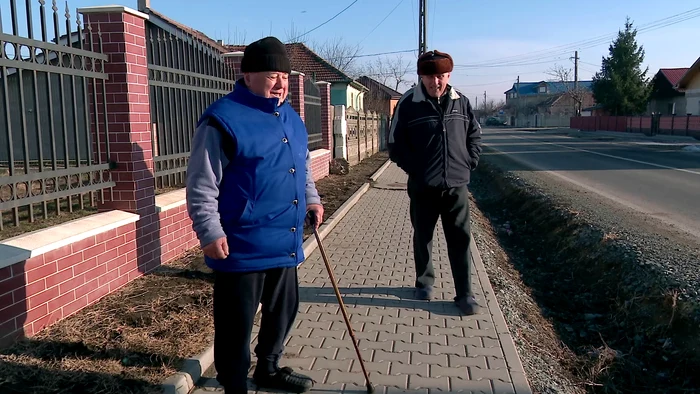 Domnii Vasile și Ilie aproape că nu simt cele -5 grade de afară. SURSA I. Bunilă