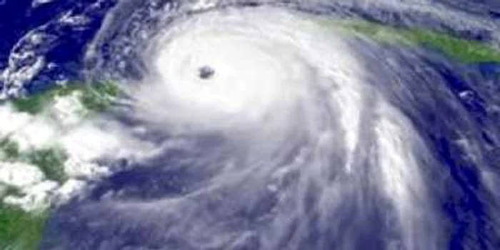 Uraganul Bill avansează în Atlanticul de Nord şi ameninţă insulele Bermude