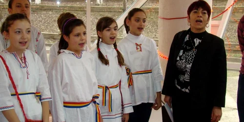 Copiii vor prezenta un program cu tradiţii de Crăciun