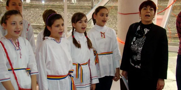 Copiii vor prezenta un program cu tradiţii de Crăciun