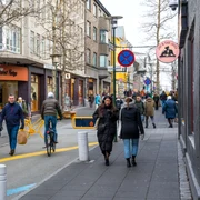 Oameni pe străzile din Reykjavik, Islanda FOTO Shutterstock 