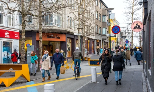 Oameni pe străzile din Reykjavik, Islanda FOTO Shutterstock 