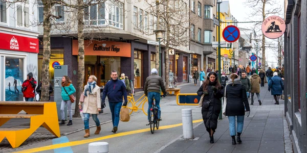 Oameni pe străzile din Reykjavik, Islanda FOTO Shutterstock 